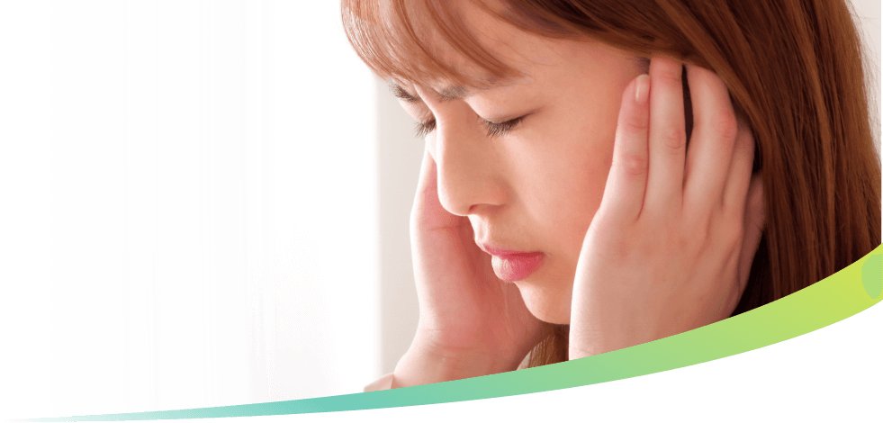 耳の不調を悩む女性
